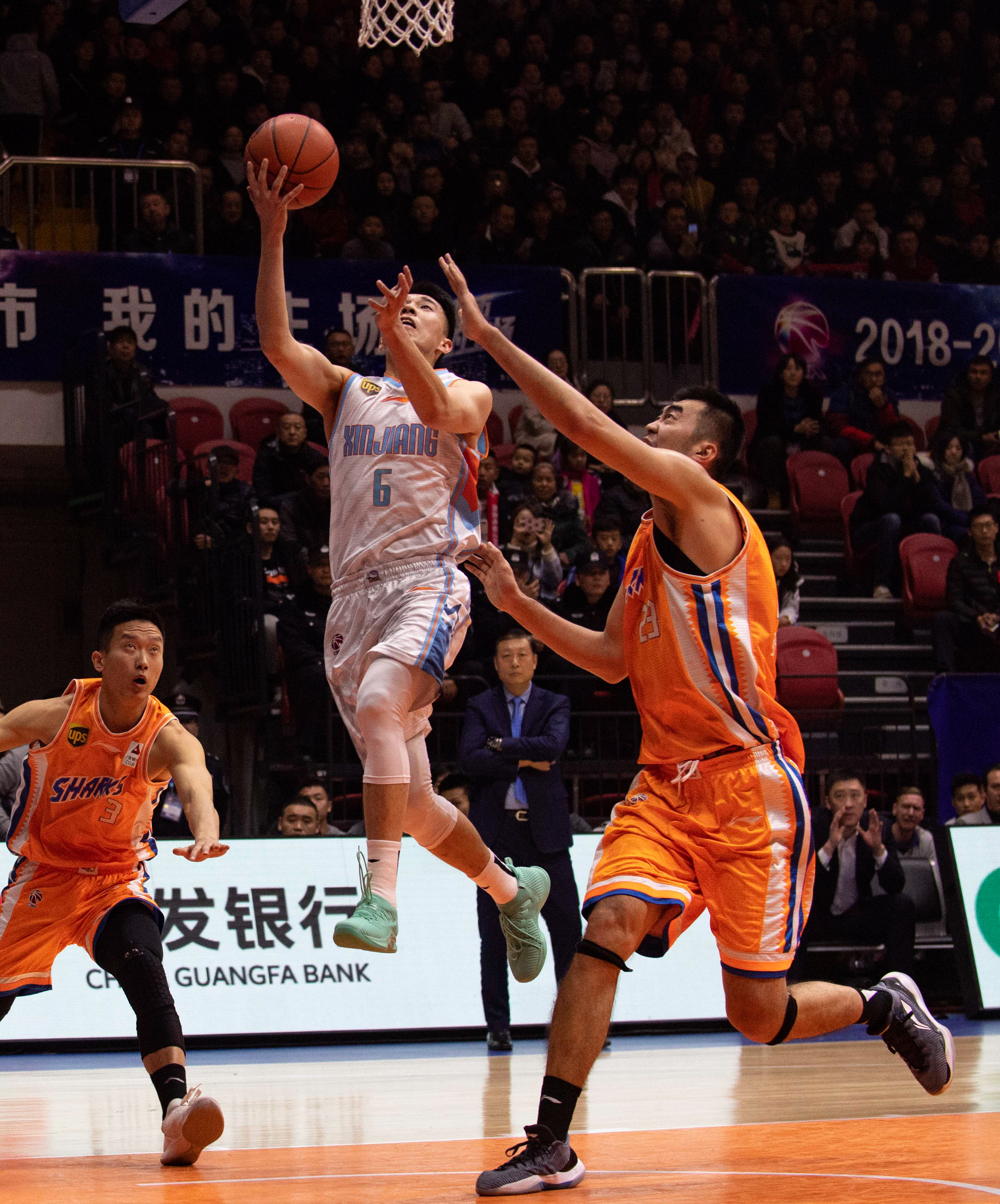 6-0：迪奥曼德·阎，前莱加尼斯球员，在拜访巴萨之前重创法兰克福